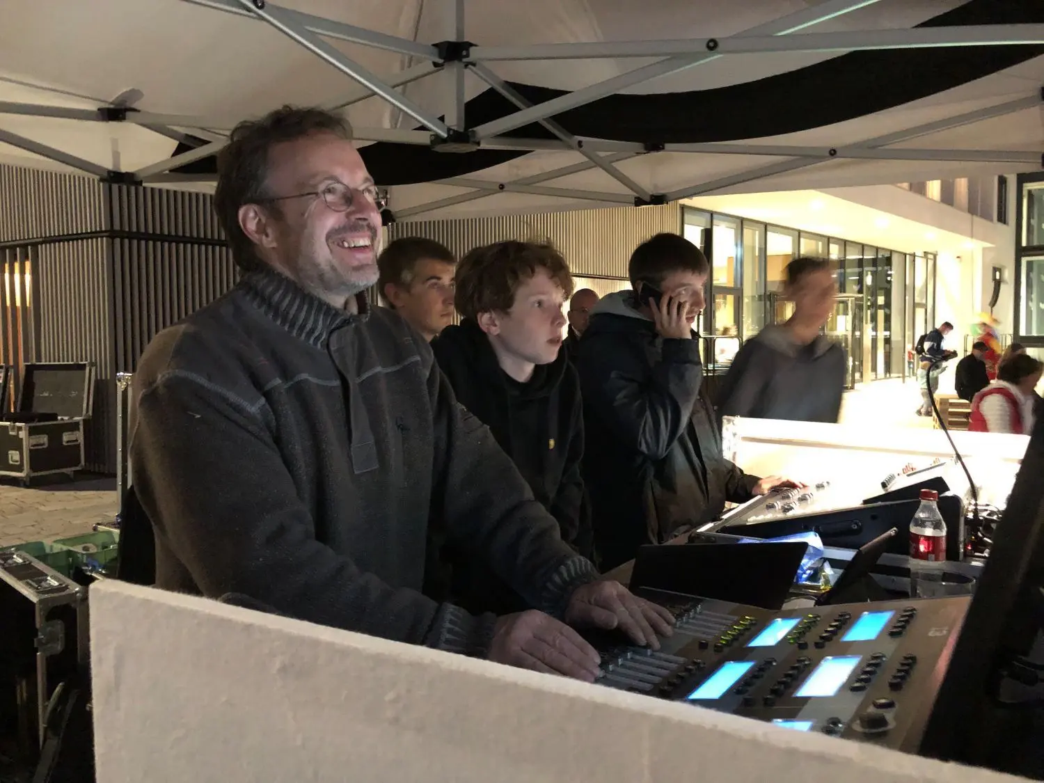 Die Crew um Jörg Schildbach (links) von Lichtblick Bühnentechnik sorgte unermüdlich für guten Ton und passendes Licht, besonders, nachdem die Sonne weg war.