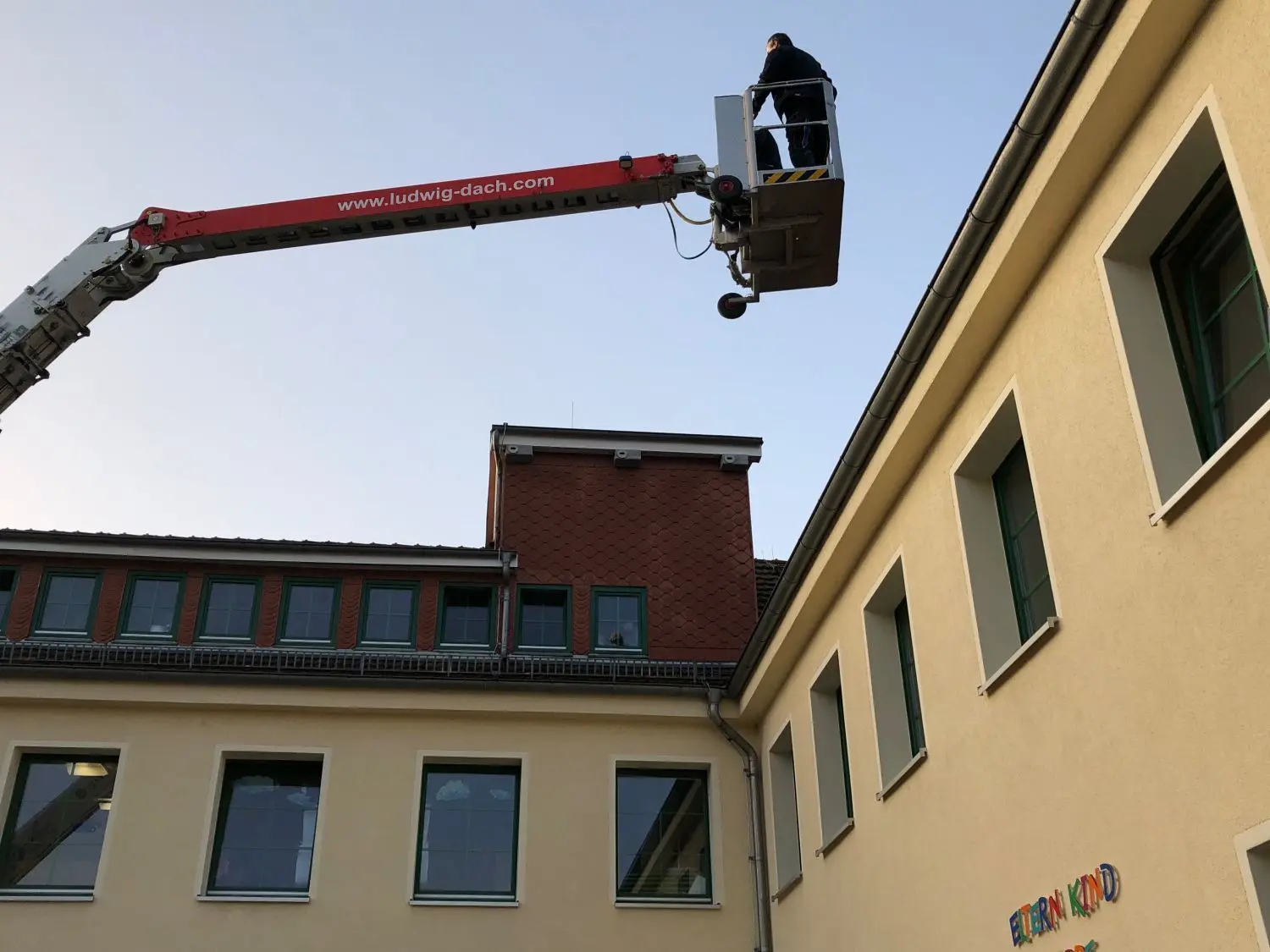 Hoch hinaus: Mitarbeiter einer Dachdeckerfirma brachten am Donnerstag an der Hennigsdorfer Kita Schmetterling Nistkästen für Mauersegler an.