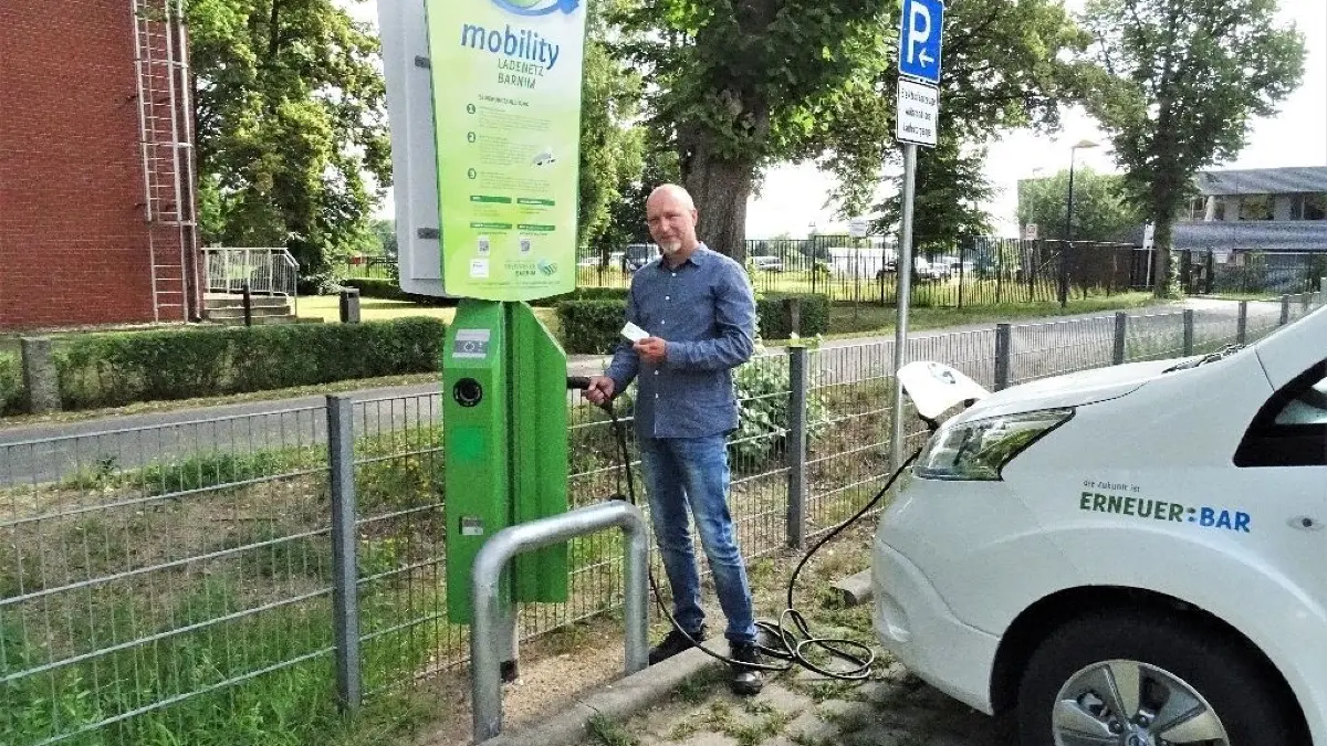 Die erste Ausbaustufe des Projekts emobility Ladenetz Barnim wurde jetzt mit 19 Ladepunkten erfolgreich abgeschlossen. Jörg Schellhase (Amt Britz-Chorin-Oderberg) an der neuen E-Säule in Niederfinow
Ladestation für E-Mobility mit Jörg Schellhase in Niederfinow