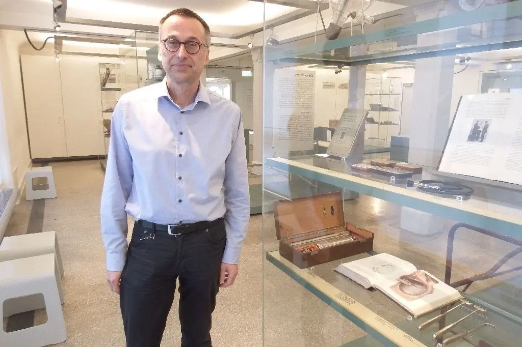 Beriet Drehbuchautorinnen: Thomas Schnalke neben der Sauerbruch-Sammlung im Medizinhistorischen Museum