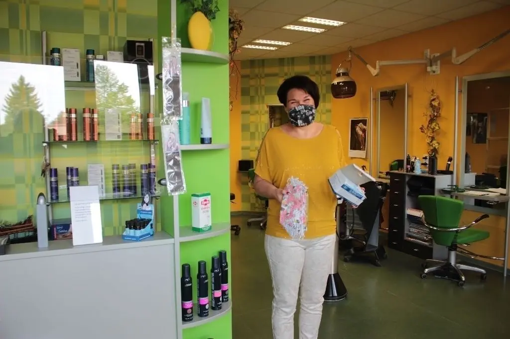 Gut vorbereitet: Hanka Günther hat im Letschiner Salon alles unternommen, um die Hygienevorschriften einzuhalten.
