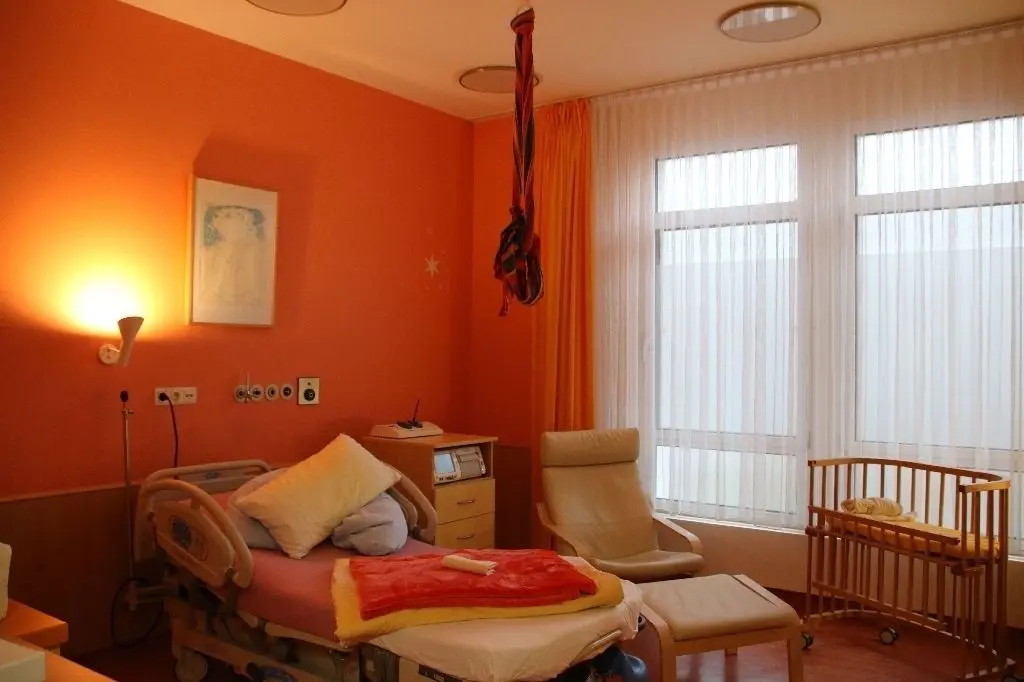 Einer der beiden Kreißsäle in der Havelland-Klinik Nauen. Ab 2. Dezember kann hier wieder im Regelbetrieb neues Leben das Licht der Welt erblicken.