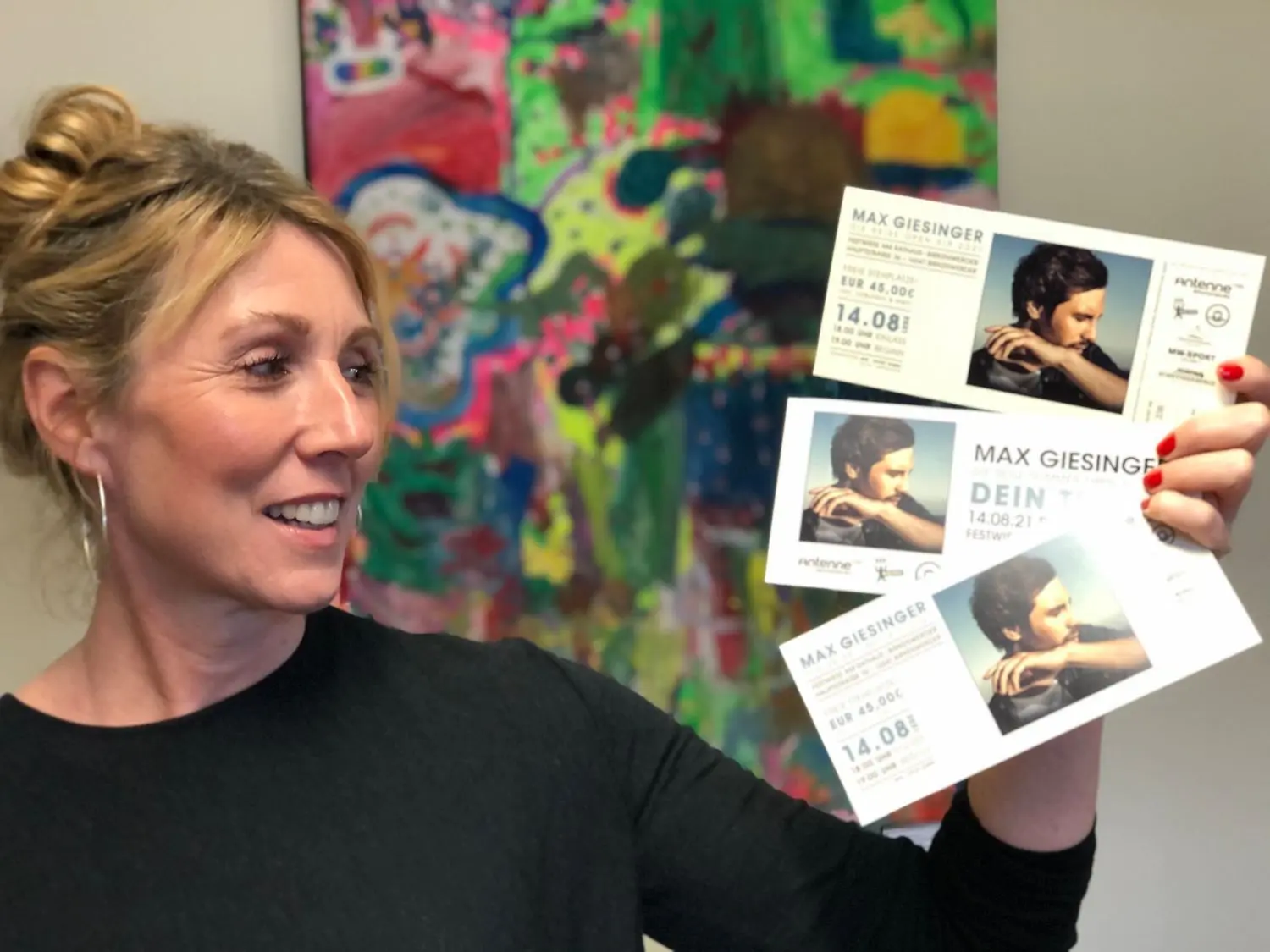 Karten für Giesinger: Ab sofort sind die Eintrittskarten für das Open-Air-Konzert von Max Giesinger in Birkenwerder erhältlich. Dana Thyen vom Bürgermeisterbüro zeigt die Tickets.