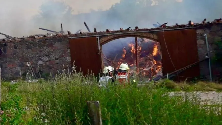 Zwei Scheunen konnte die Feuerwehr nicht mehr retten. Die Einsatzkräfte werden noch bis Donnerstagabend vor Ort sein.