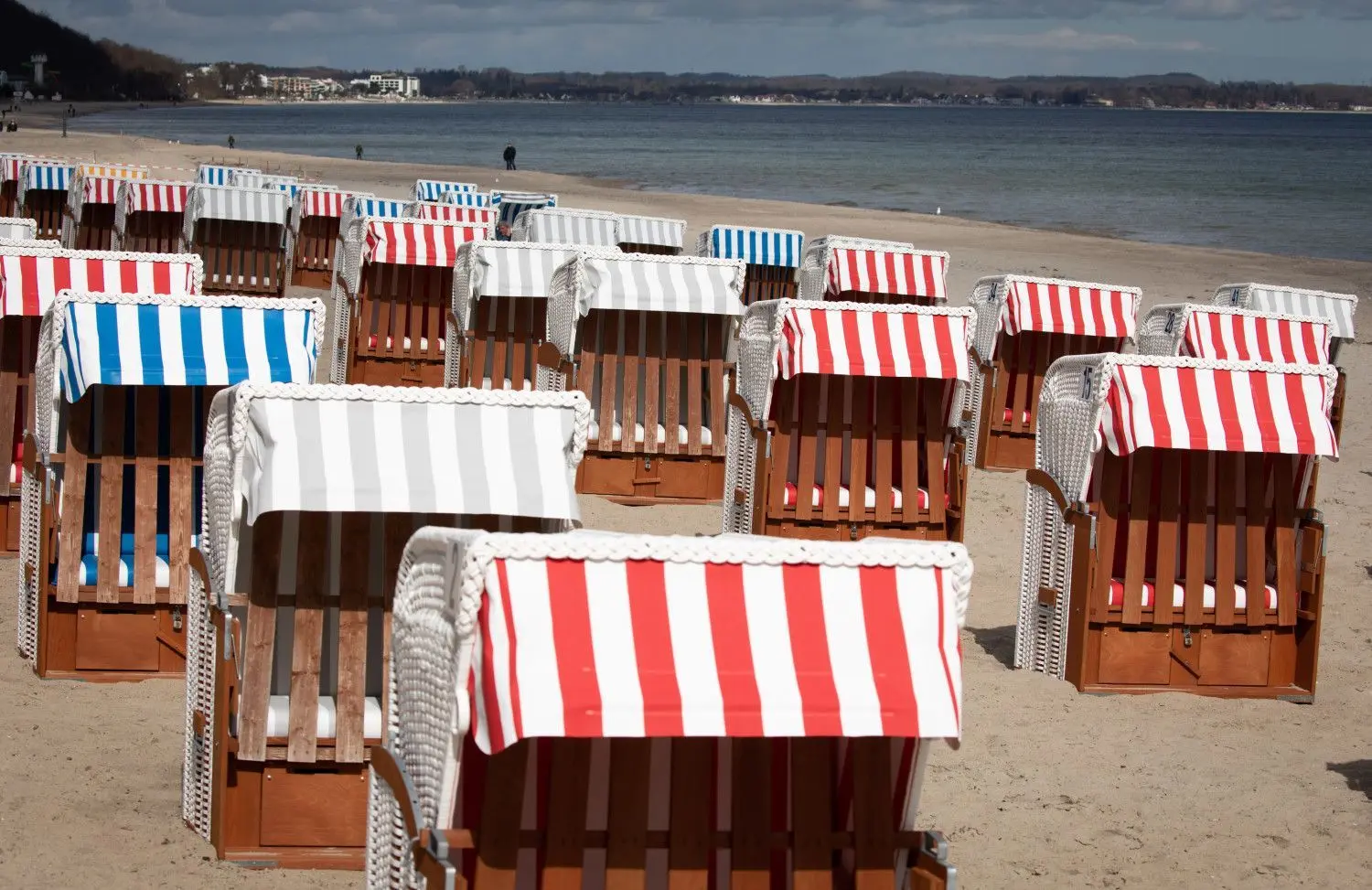Die Strände an der Ostsee in Mecklenburg-Vorpommern bleiben vorerst leer - Reisen sind in das Küstenland nicht erlaubt.
