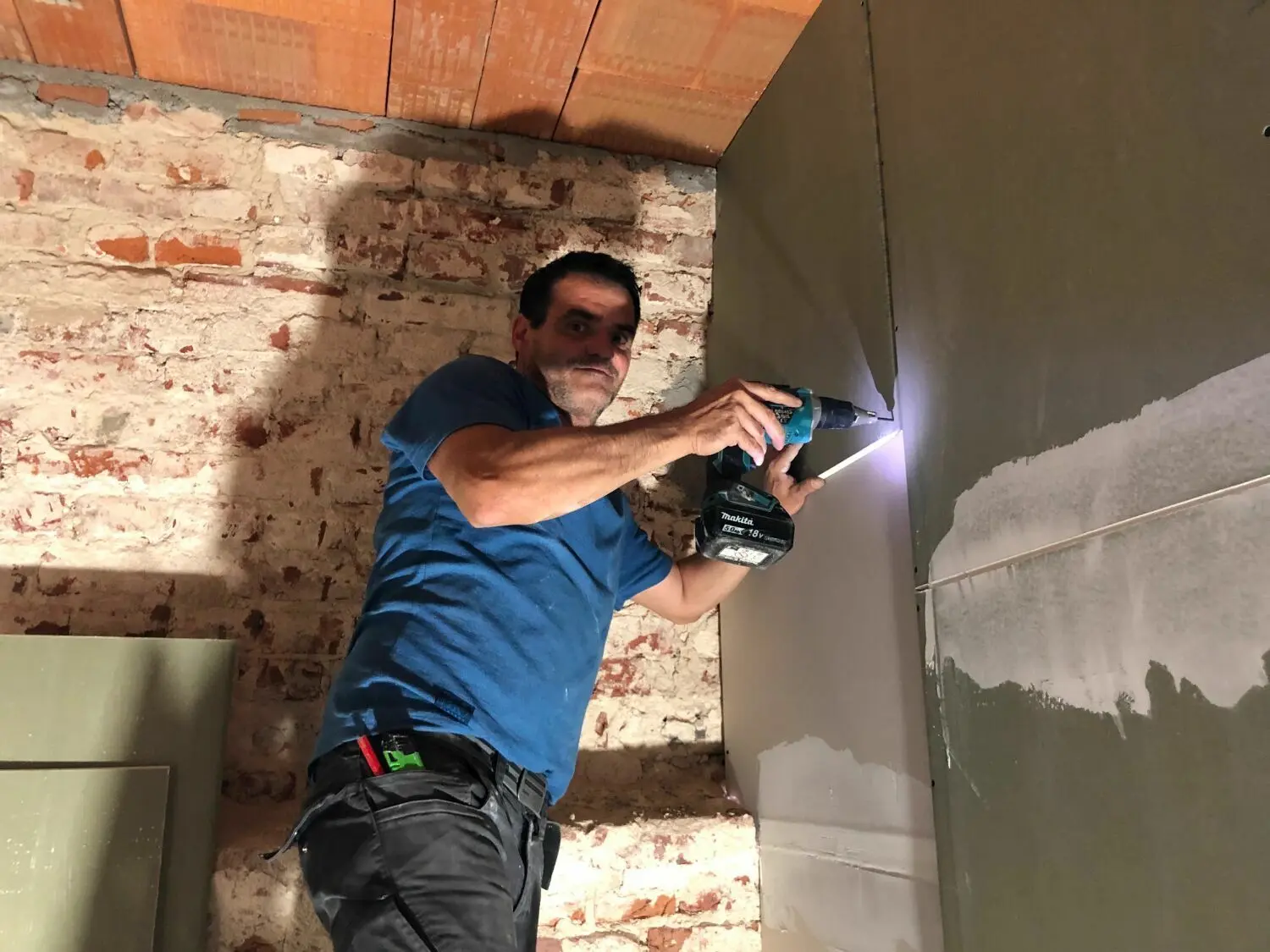 Bis der Innenausbau im Jagdschloss in Fürstenwalde abgeschlossen ist, haben Handwerker wie Daniel Doll von der Firma Wollschläger aus Bad Saarow noch einiges zu erledigen.