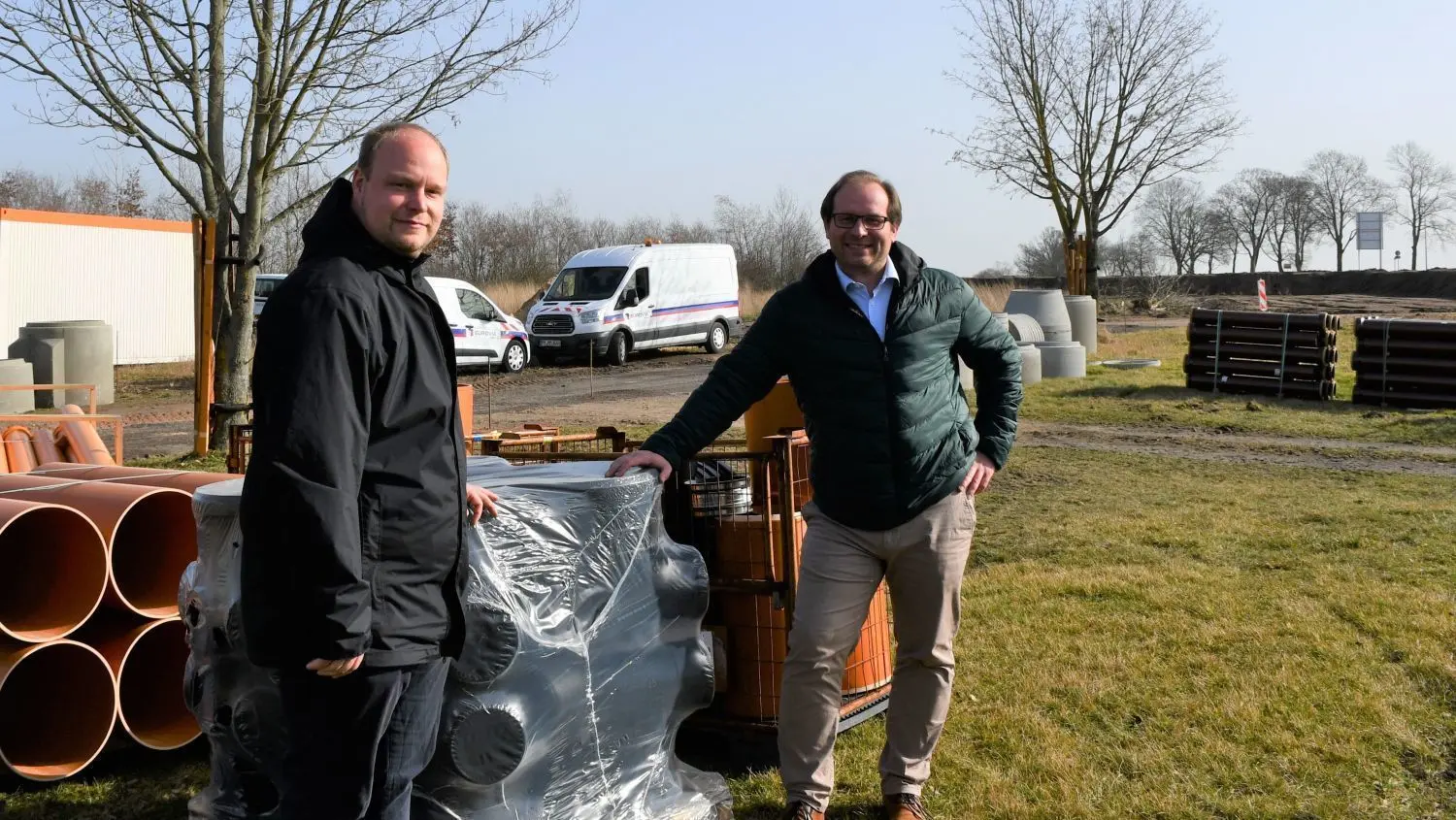 Nauens Bürgermeister Manuel Meger (re.) und Ortsvorsteher Gordon Gaschler (beide LWN) machten sich ein Bild von den Arbeiten im neuen Baugebiet in Ribbeck.