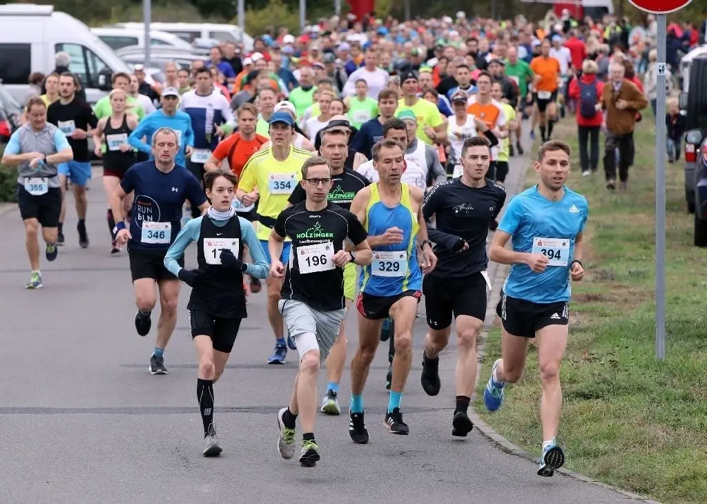 Der Startschuss ist gefallen: Die 268 Starter beim 12. Schlaubetal-Marathon haben sich in Bewegung gesetzt.