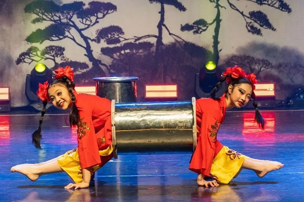 Multitalente: Die Mädchen in der Röhre überzeugen schon mit ihrer akrobatischen Meisterleistung, können aber auch in Sachen Clownerie gut punkten.