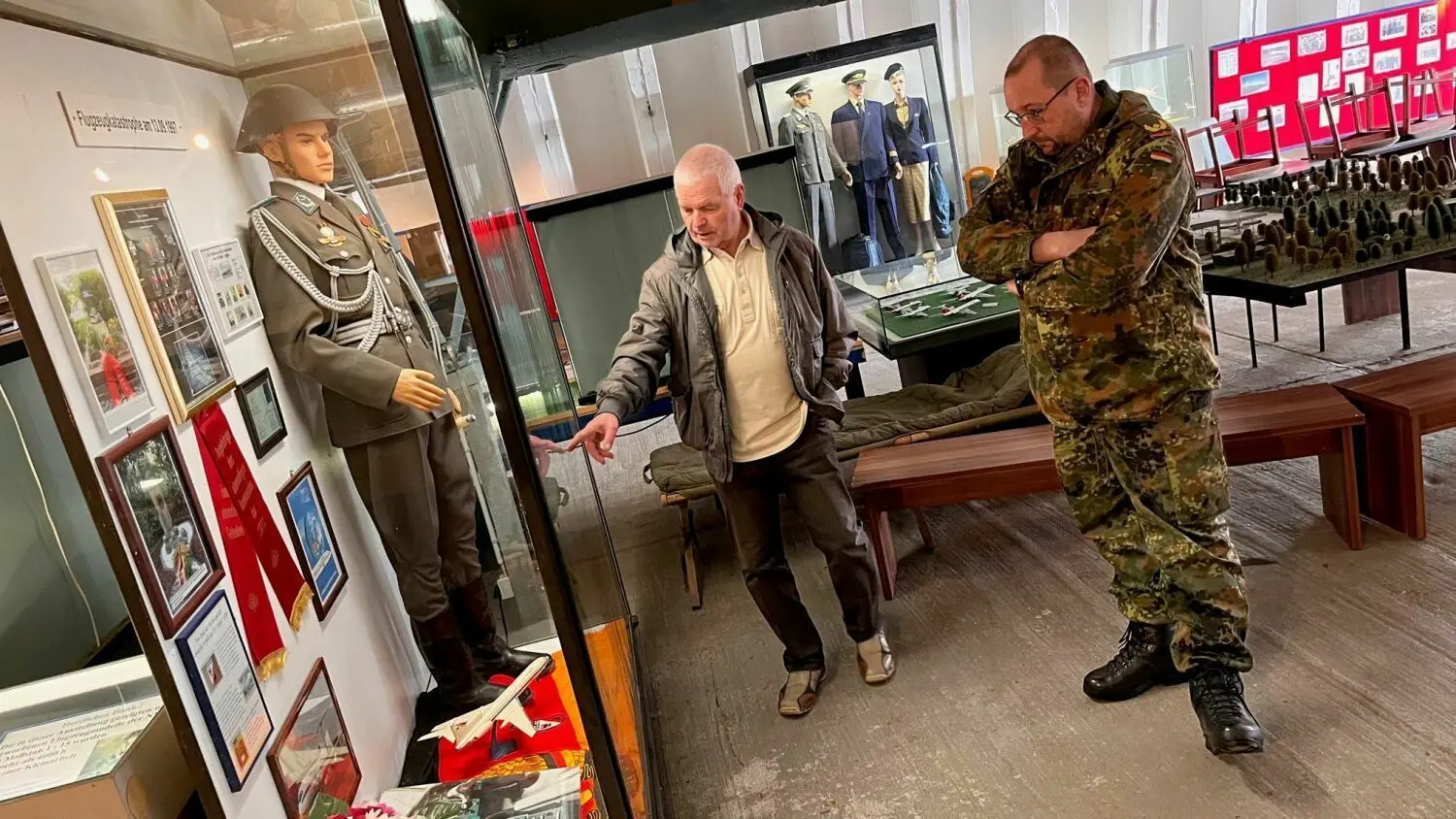 Museum Flughafen Neuhardenberg: Jürgen Becker informiert Brigadegeneral Abed über den Absturz der TU-154 der Bundeswehr 1997 vor der Küste Namibias.