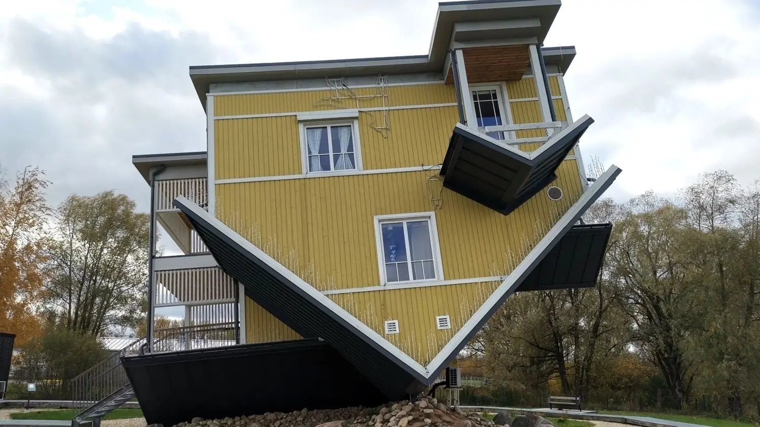 In Estland läuft manches anders als in Deutschland. Warum nicht nur dieses umgedrehte Haus in Tartu sehenswert ist in dem Land an der Grenze zu Russland.