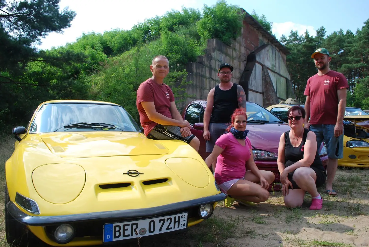 Opel-Familie: Schönerts aus Panketal fahren alle mehr oder wenige historische Opel-Modelle - Vater Schönert (l.) einen Kadett GT von 1972. Saskia Schönert (Mitte) hat eingeheiratet. Die Brüder Matthias und Christian Schönert haben die anderen mit der Markenleidenschaft angesteckt.