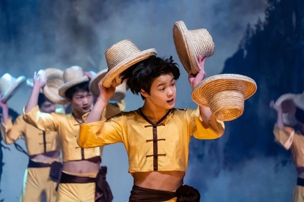 Bestens abgestimmt: Eine ausgefeilte Choreografie war bei der Gruppen-Hutjonglage zu erleben – ein Hingucker, der die Zuschauer im großen Ubs.-Saal fast schwindlig machte.