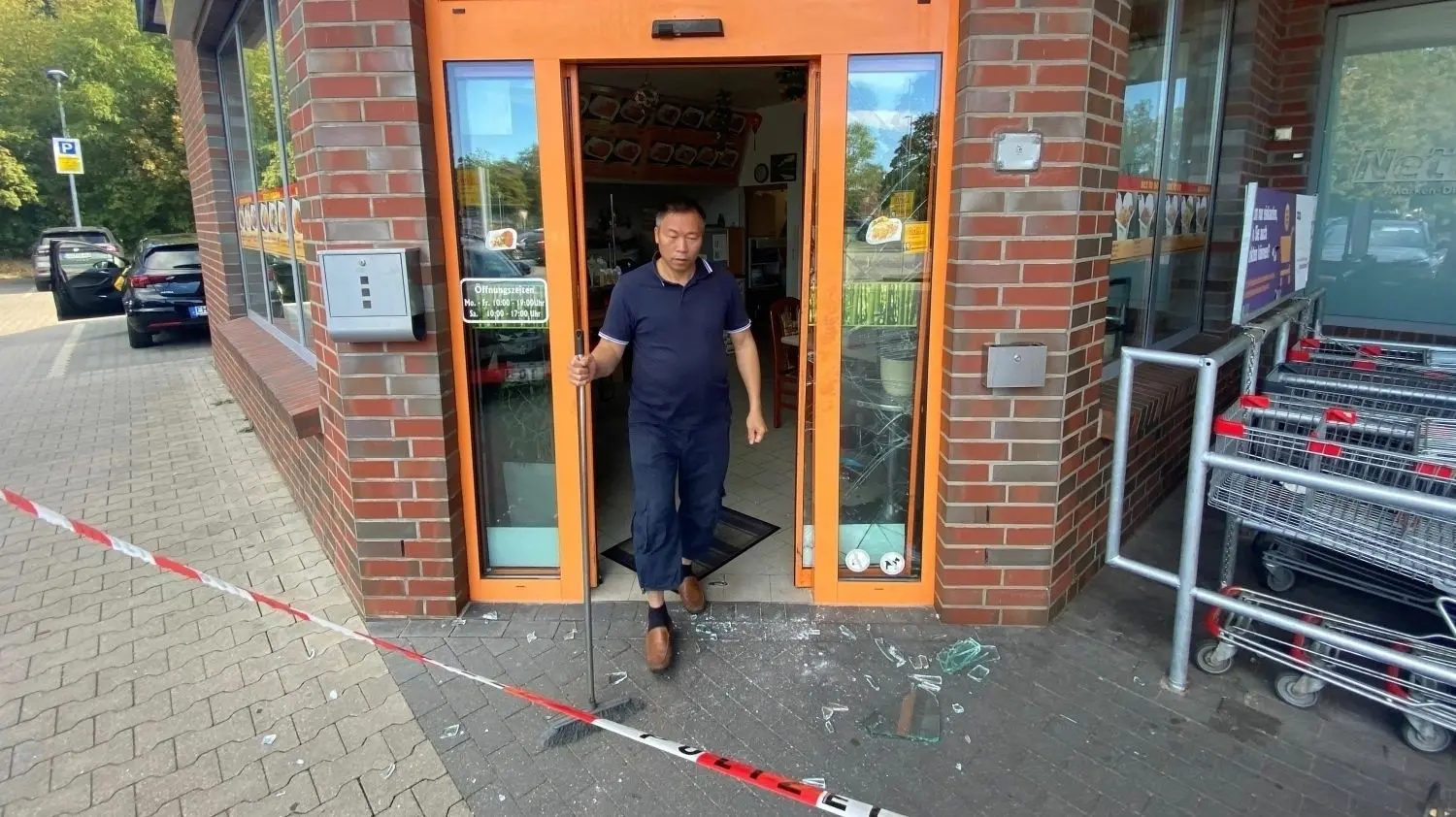 Betreiber Luu Van Yen fegt die Scherben weg.