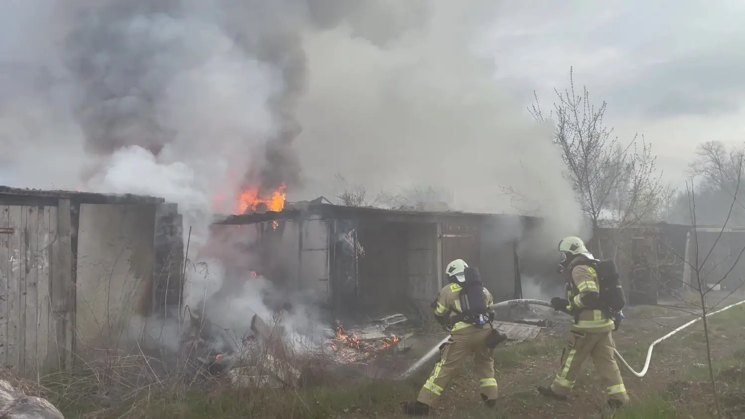 Feuer im Garagenkomplex in Brandenburg an der Havel.