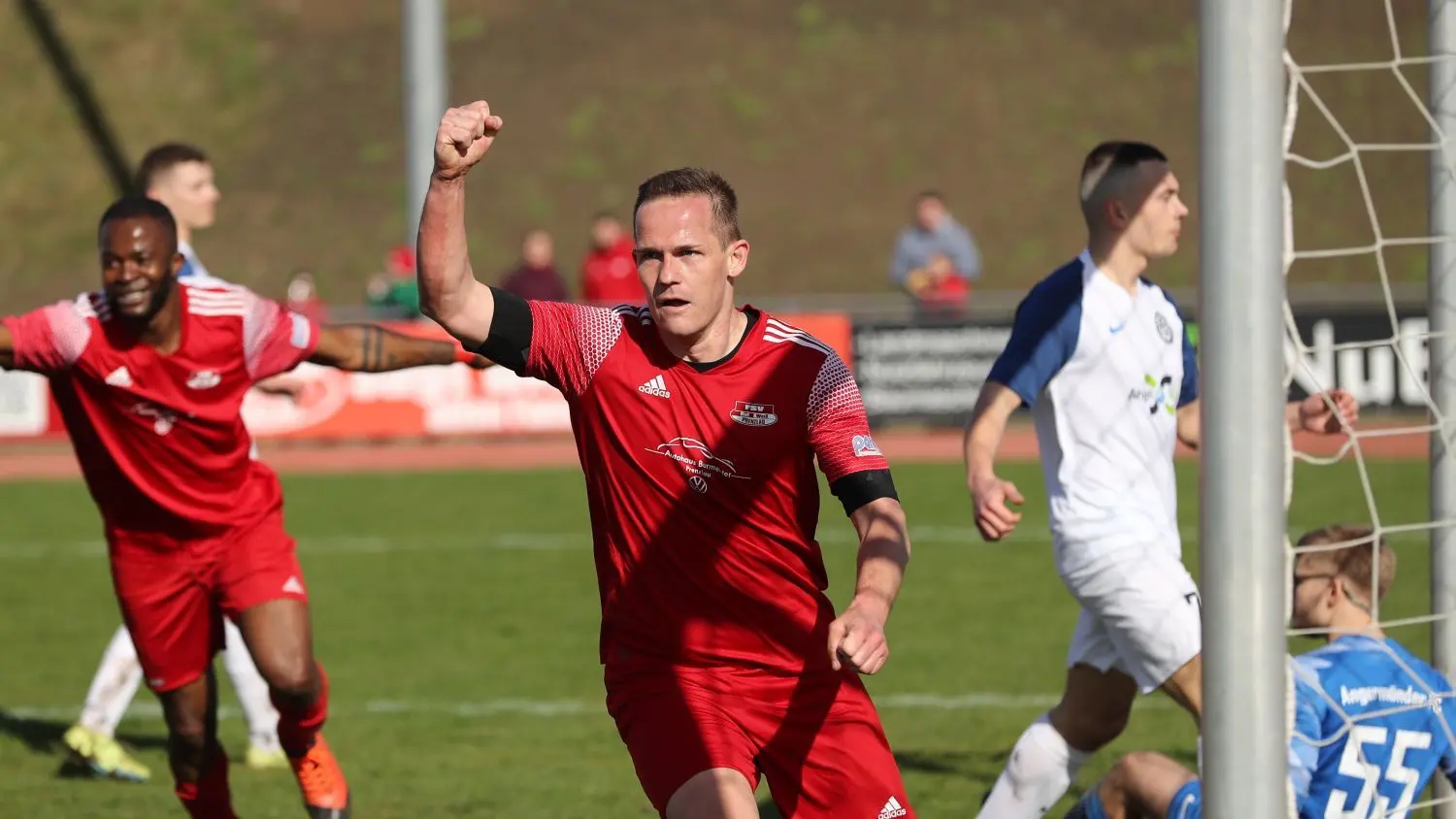 Michael Kraft (jubelnd im Kreispokal-Halbfinale gegen den Angermünder FC) ist ein Prenzlauer Urgestein. Der heutige FSV Rot-Weiß agiert mit guter Mischung aus erfahrenen und jungen, talentierten Fußballern.