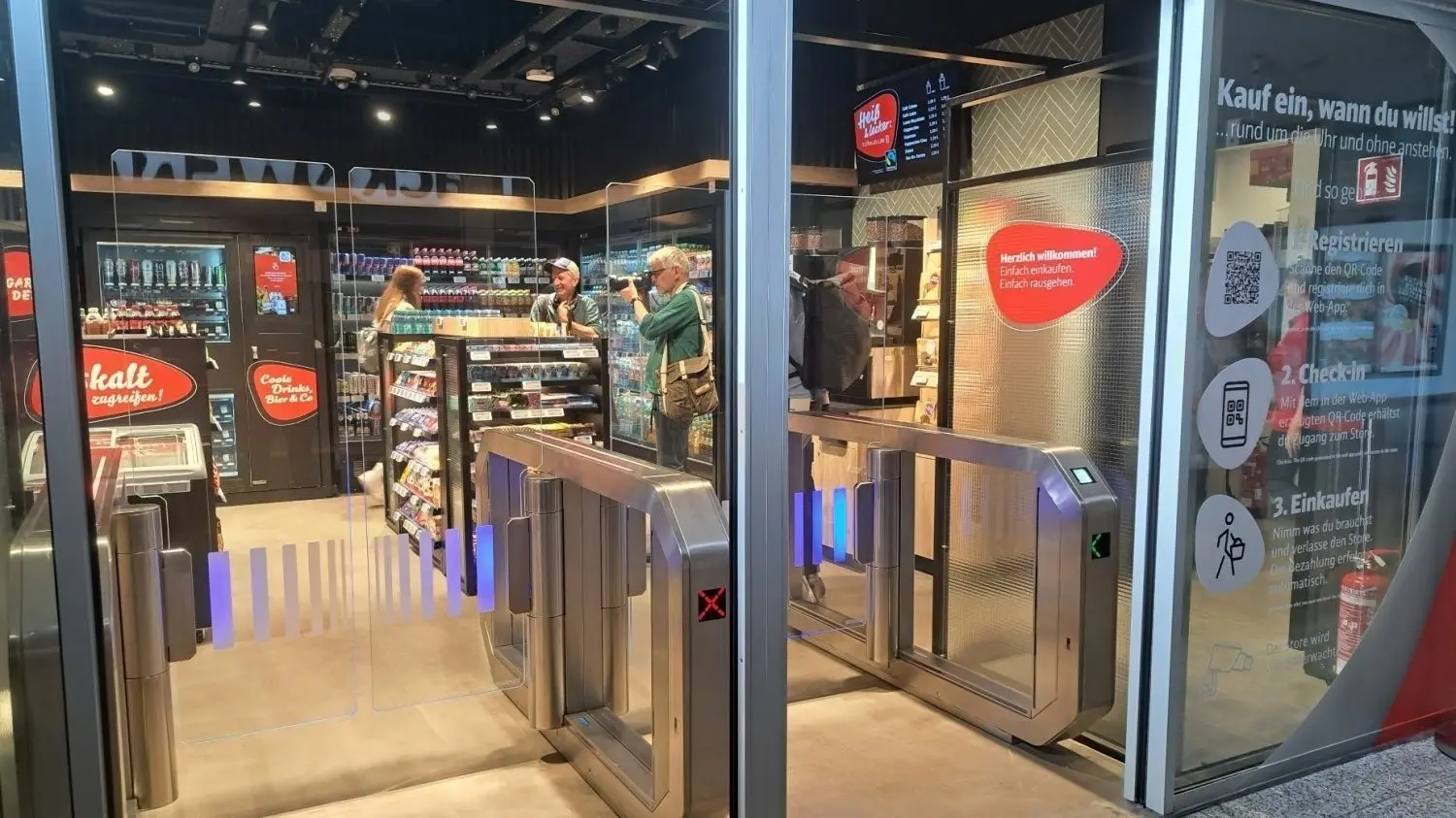 Premiere: Im neuen Selbstbedienungsladen in der Ladenpassage am Ostbahnhof in Berlin können Kunden rund um die Uhr Snacks und Getränke kaufen ohne anzustehen. Zutritt und Bezahlung erfolgt per App.
