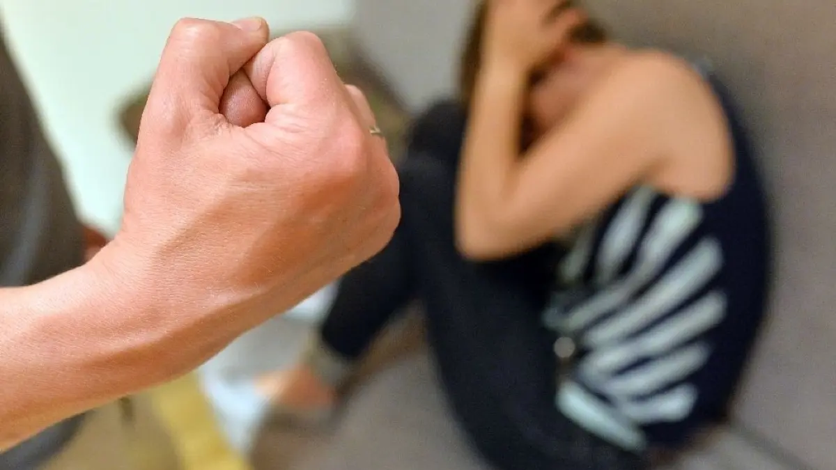 In Hennigsdorf soll ein 44-jähriger Mann seine Frau geschlagen haben. Die Polizei ermittelt gegen ihn (Symbolfoto).
ARCHIV - 07.06.2016, Berlin: ILLUSTRATION - Eine Frau versucht, sich vor der Gewalt eines Mannes zu schützen (gestellte Szene). (zu dpa "Häusliche Gewalt kostet 19 Frauen im Südwesten das Leben" vom 22.11.2018) Foto: Maurizio Gambarini/dpa +++ dpa-Bildfunk +++