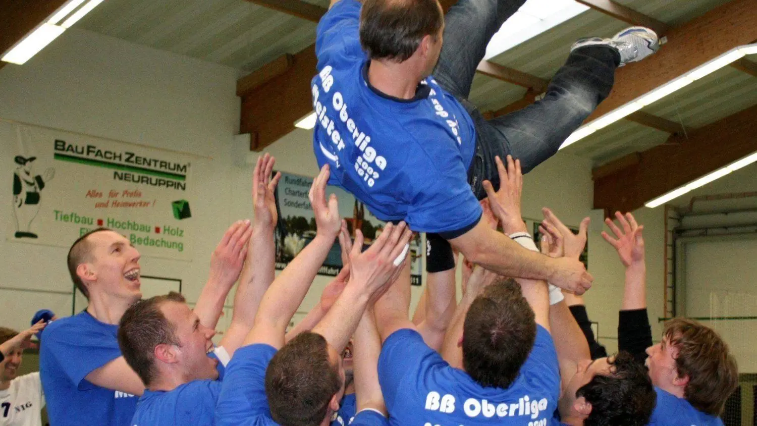 Flugphase: Die Neuruppiner Mannschaft beendete die Oberliga-Serie vor elf Jahren als Erste. Sie ließ Meistertrainer Dietmar Rösicke im Sportcenter hochleben.