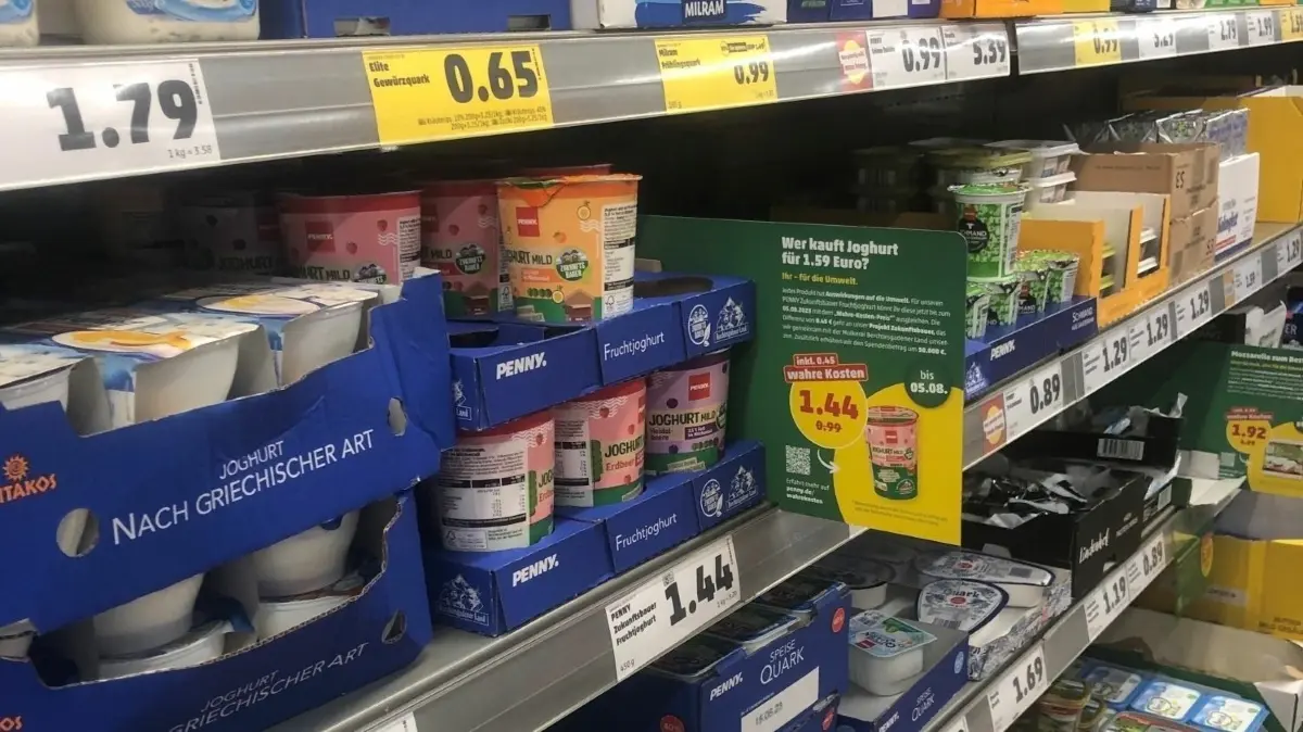 Penny-Eigenmarke: Statt 99 Cent kostet der Joghurt jetzt 1,44 Euro.
1.8.2023, Biesenthal: Seit dem 31.7.2023 läuft die Aktion "Wahre Preise" in den Penny-Discountern. Penny verlangt für 9 seiner mehr als 3000 Produkte eine Woche lang die „wahren Preise“ - also den Betrag, der bei Berücksichtigung aller durch die Produktion verursachten Umweltschäden eigentlich berechnet werden müsste. Der Joghurtpreis steigt beispielsweise auf 1,49 Euro.