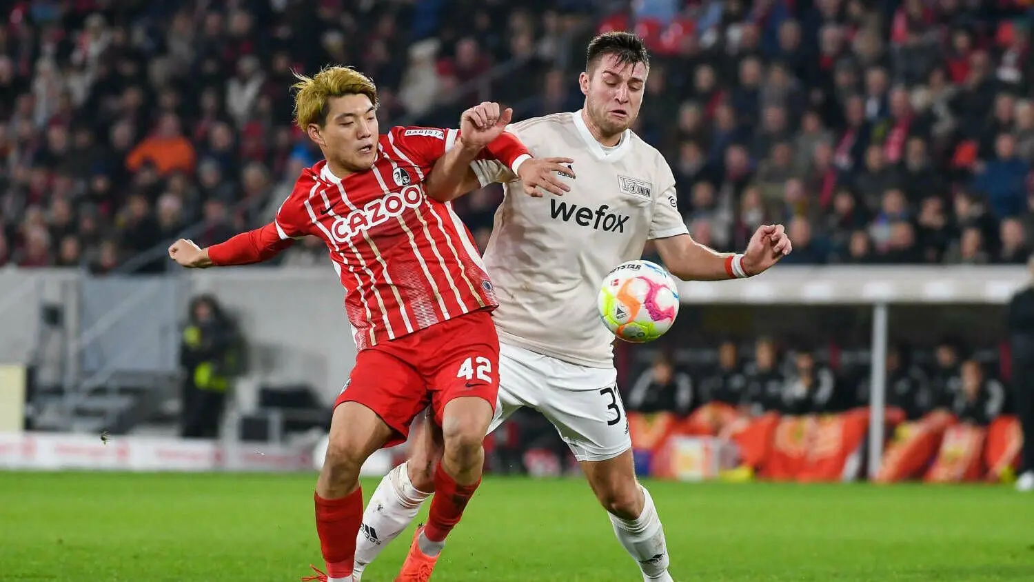 Union Berlin gegen den SC Freiburg, Robin Knoche (rechts) gegen Ritsu Doan – es geht um die Qualifikation für die Champions League.