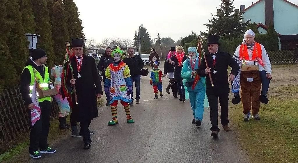 Weite Zamperwege: In Brieskow-Finkenheerd geht die bunte Gesellschaft gleich drei Mal auf Tour, um bei allen Einwohnern die Wintergeister zu vertreiben.