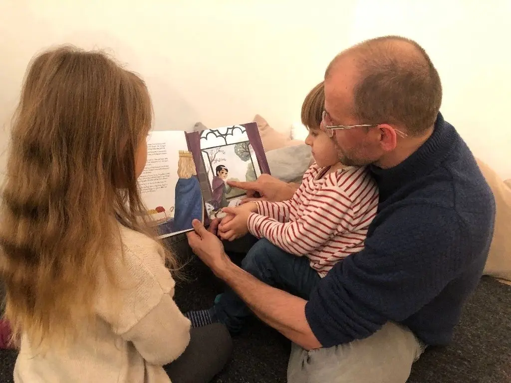 Lena (5, links) und Luka (3) lassen sich gern Märchen vorlesen.