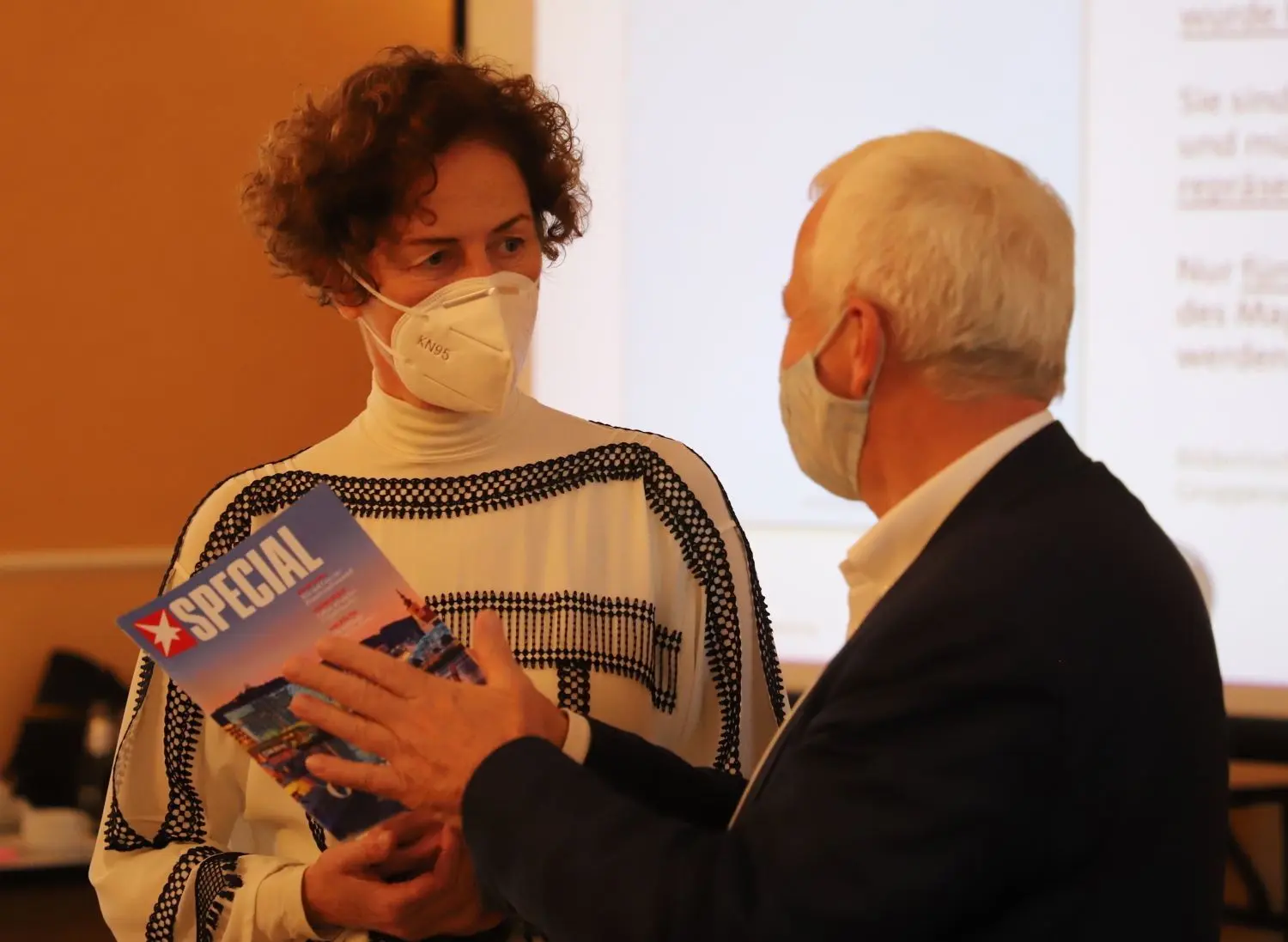 Professionelle Hilfe: Katrin Androschin von der Werbeagentur Embassy aus Berlin im Gespräch mit Schwedts Bürgermeister Jürgen Polzehl. Professionelle ProfessiKatrin Androschin vo