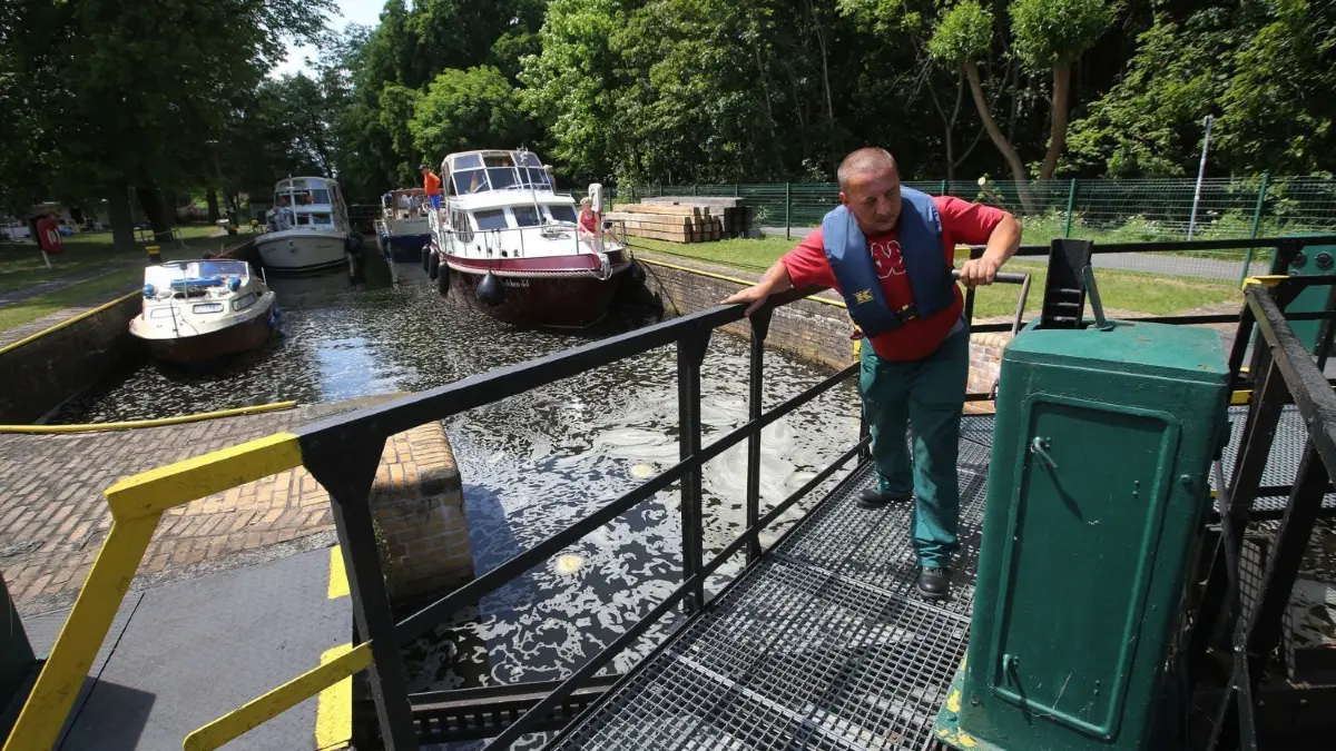 Nächstes Jahr wird nochmal gekurbelt: Wie hier an der Schleuse Drahthammer läuft der Schleusenbetrieb auf dem Finowkanal hauptsächlich in Handarbeit. Gebaut werden soll an den Anlagen voraussichtlich ab Oktober 2022. Zuerst sind die drei westlichen Schleusen Ruhlsdorf, Leesenbrück und Grafenbrück an der Reihe.
9.6.2020 Drahthammer Schleuse im Finowkanal
