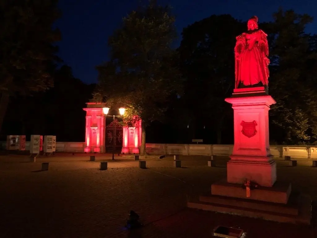 Prominente Unterstützung: Auch Louise Henriette leuchtete in der Nacht rot auf – und mit ihr der historische Eingang zum Schlosspark Oranienburg.