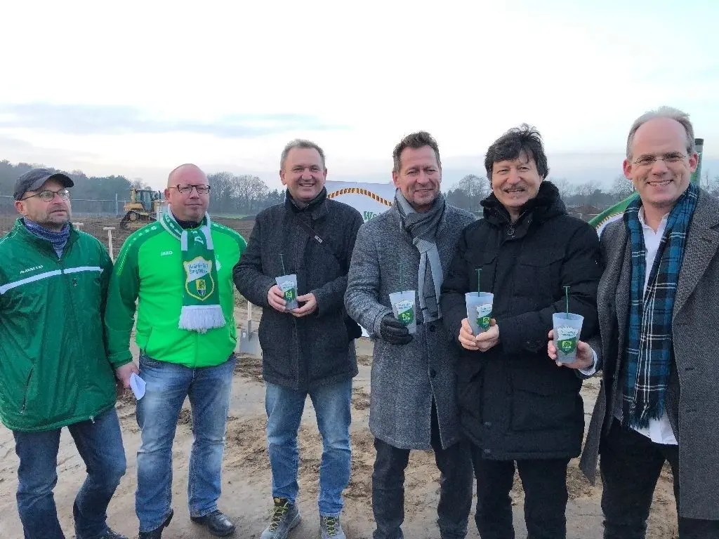 Einen Becher mit Erde aus Bergfelde und Schönfließ bekamen die politisch Verantwortlichen und Unterstützer vom Vereinsvorstand.