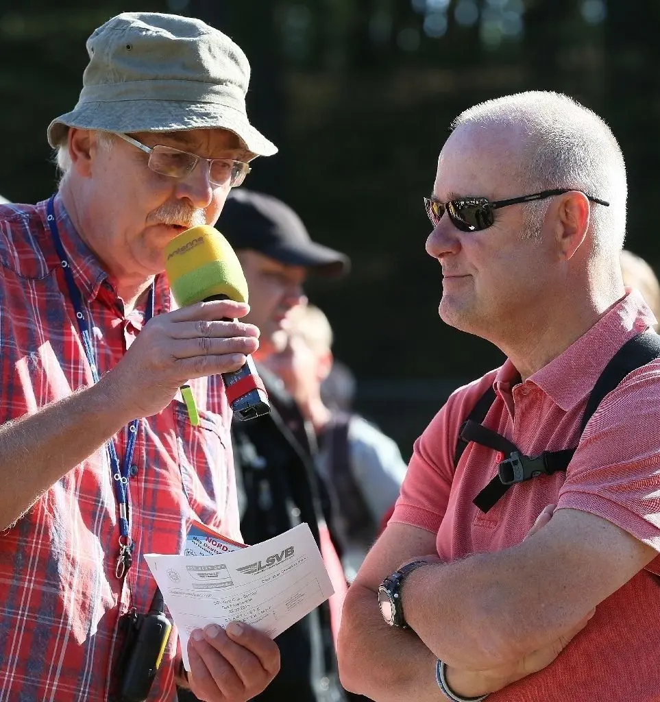 Gefragter Gesprächspartner: Stadionsprecher Norbert Langanke (links) mit Ulrich Wehling