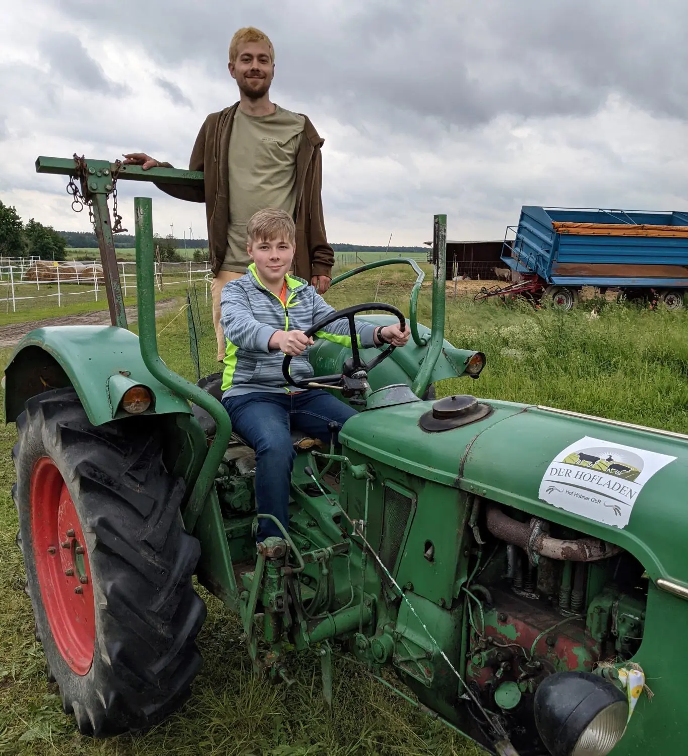 Mit dem Oldtimer-Traktor konnten am Wochenende Groß und Klein ihre Runden drehen. Paul Hübner weist hier Jonas Thümmel aus Berlin in die Funktionsweise ein.