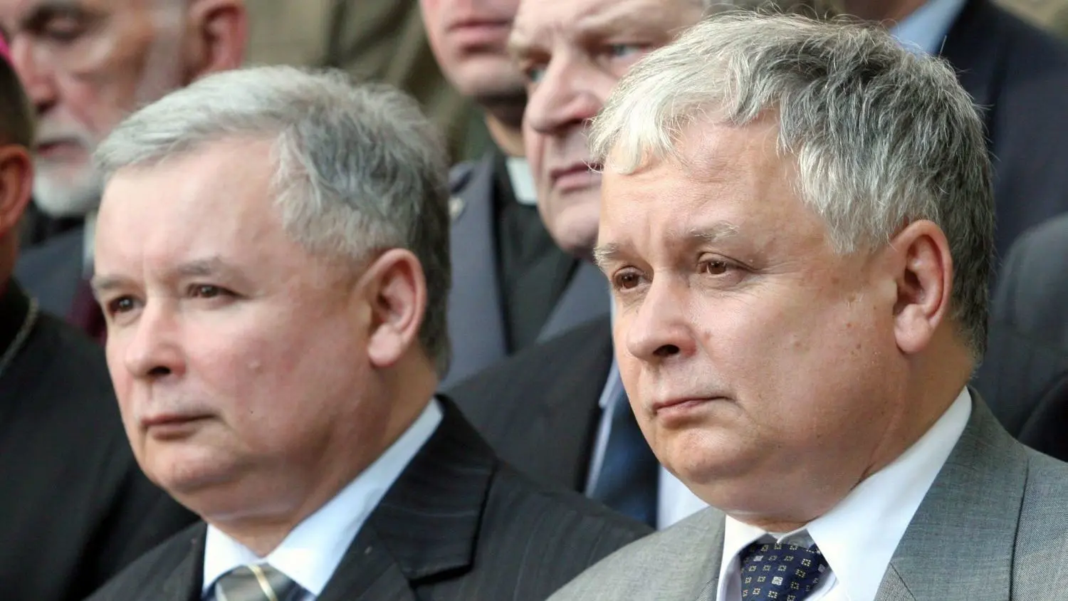 Die Zwilingsbrüder Jaroslaw (l) und Lech Kaczynski auf einer früheren Aufamen. Lech Kaczynski war seit 2005 Staatspräsident und kam bei dem Flugzeugabsturz am 10. April 2010 im russischen Smolensk ums Leben. Bruder Jaroslaw ist als Chef der PiS-Partei bis heute der wichtigste Politiker in Polen.