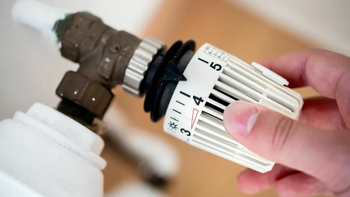 Angst davor, dass die Heizung kalt bleibt: Wenn Strom und Gas knapp werden, braucht es im Barnim einen Plan darüber, wer als Erstes versorgt werden muss.
ILLUSTRATION - Ein Mann dreht in einer Wohnung am Thermostat einer Heizung. ie Bereitschaft zum Energiesparen ist bei Deutschlands Verbrauchern einer Umfrage zufolge trotz der stark gestiegenen Preise für Heizen und Mobilität nicht besonders groß. (zu dpa: «Umfrage: Wenig Bereitschaft zum Energiesparen trotz steigender Preise») +++ dpa-Bildfunk +++
