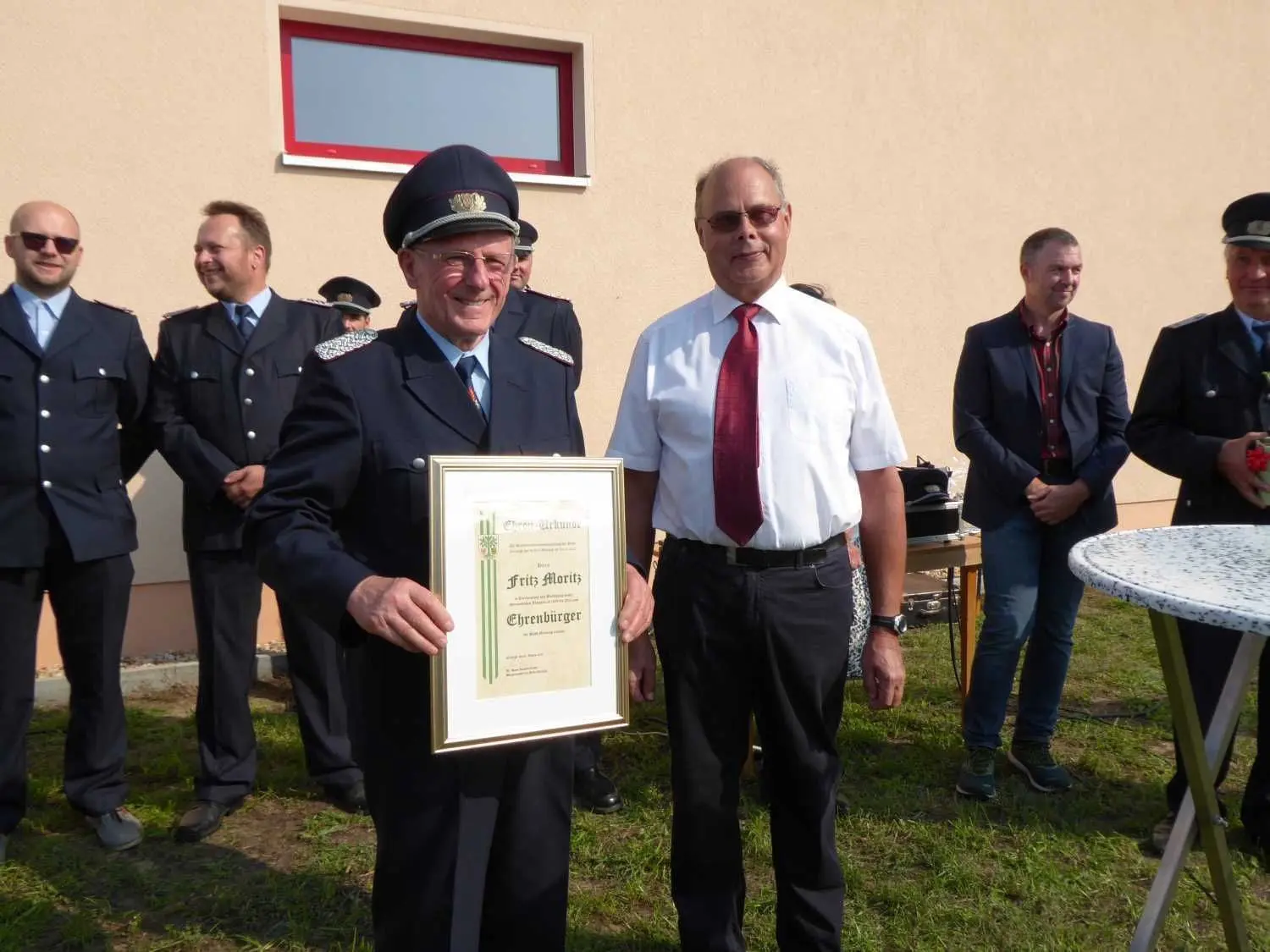 Fritz Moritz wurde zum zweiten Ehrenbürger Niemegks ernannt. Bürgermeister Hans-Joachim Linthe übergab die Urkunde.