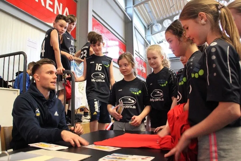 Martin Hermannsson schrieb jede Menge Autogramme.