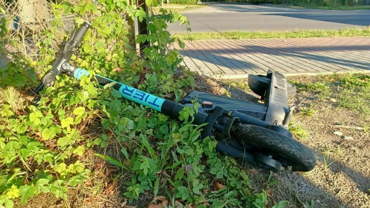 Die E-Roller sind für viele in Oranienburg ein Ärgernis. Oft liegen sie auf dem Gehweg oder daneben.
E-Scooter E-Roller E-Bikes von Tier in Oranienburg seit dem 5. September 2022 bis Jahresende vorläufig. Kritik, weil auf Gehwegen stehen, im Gebüsch oder Kanal landen, Foto: Marco Winkler