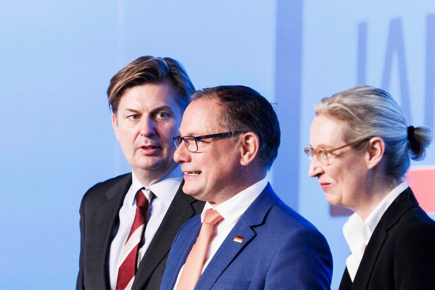 Die AfD zieht mit dem sächsischen Europaabgeordneten Maximilian Krah (l.) in den Europawahlkampf 2024. Der 46-Jährige wurde bei der Europawahlversammlung seiner Partei am Samstag in Magdeburg auf den ersten Platz gewählt. Neben Krah: Tino Chrupalla, AfD-Bundesvorsitzender und Fraktionsvorsitzender der AfD, und Alice Weidel, AfD-Bundesvorsitzende und Fraktionsvorsitzende der AfD.