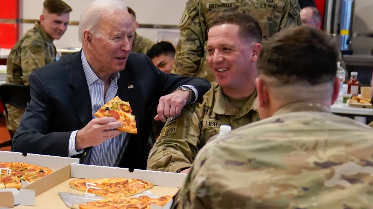 Gemeinsame Pizza bei ernstem Thema: Ende März besuchte US-Präsident Joe Biden Angehörige der 82. Luftlandedivision der US-Armee. Die USA hatten vor Kriegsausbruch 4700 Soldaten in die Nähe der ukrainischen Grenze nach Polen verlegt.