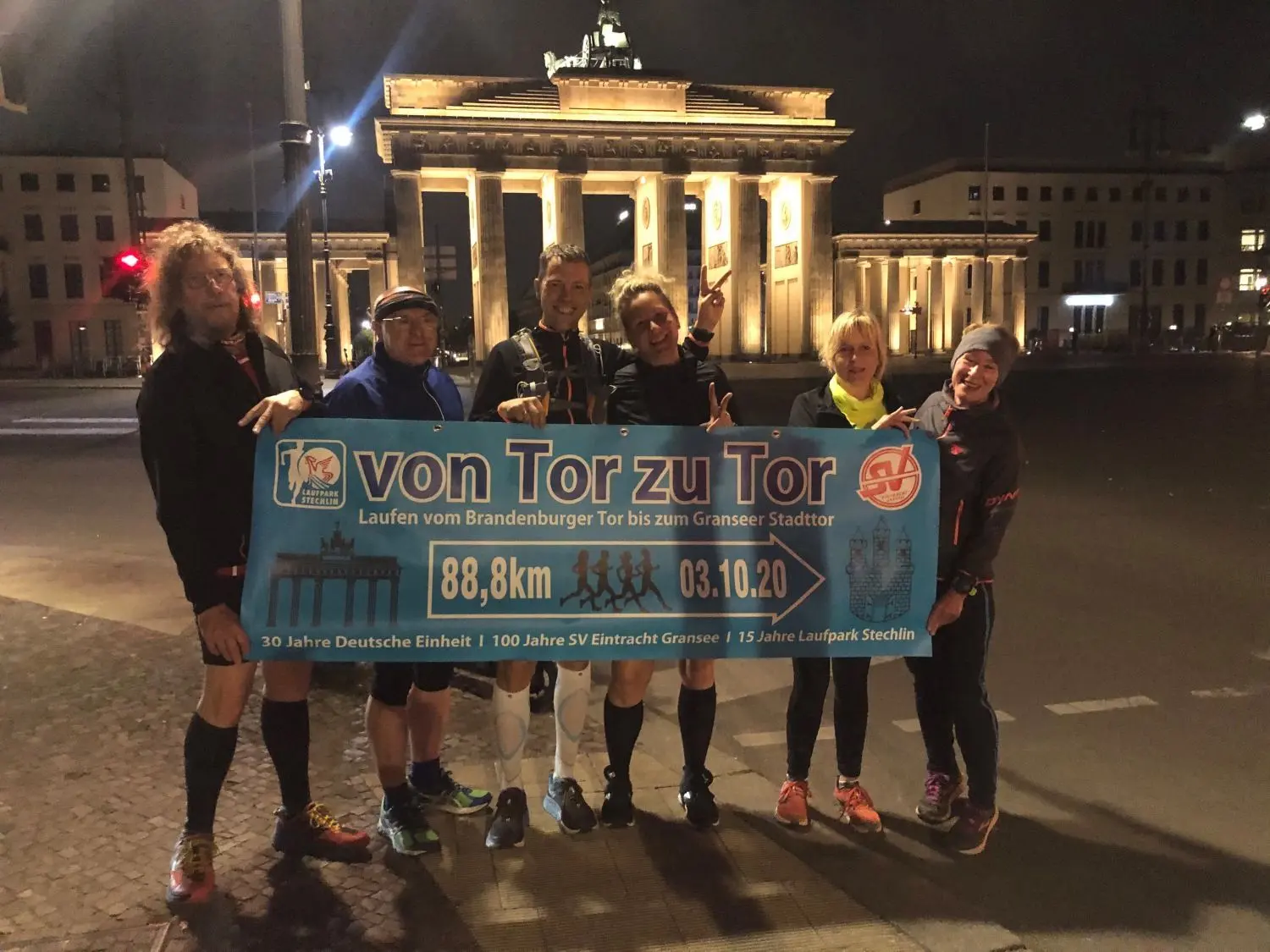 Erinnerungsfoto vor dem Start: Harald Wilcke, Wolfgang Schwericke, Tino und Juliane Hube, Anke Rudolph und Bettina Jerke vor dem Brandenburger Tor.