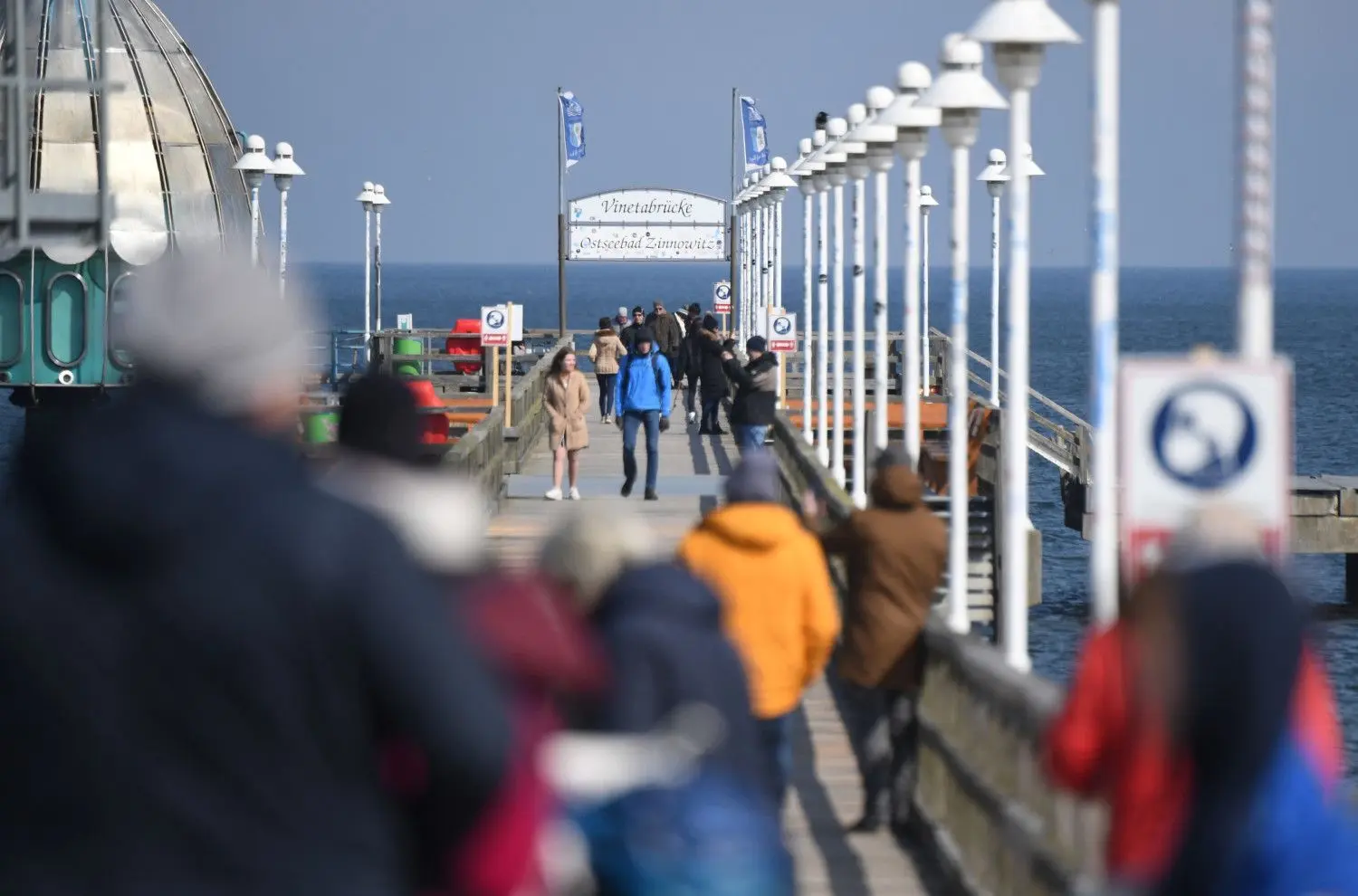 Für die Ostsee-Insel Usedom (Mecklenburg-Vorpommern) gilt wegen gestiegener Corona-Zahlen wieder ein Einreiseverbot. Damit sind Ausflüge für Tagestouristen untersagt.