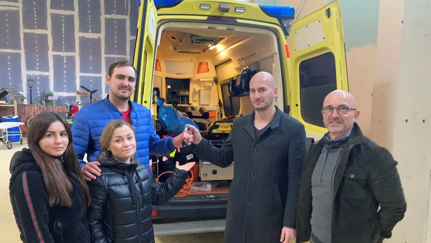 Rettungswagen gespendet: Mike Förster und Martin Bildhauer von der Rettungsgesellschaft URG übergeben die Schlüssel für den RTW an Kamil Biernacki und Mariia Halakhova (v. r.n.l.) für den Hilfstransport in die Ukraine.