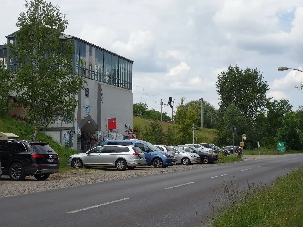 Das Gelände vor den Bahnhofseingängen gehört der Bahn. Somit können hier die Parkplätze für Menschen mit Behinderung von der Stadt Falkensee nicht gebaut werden.