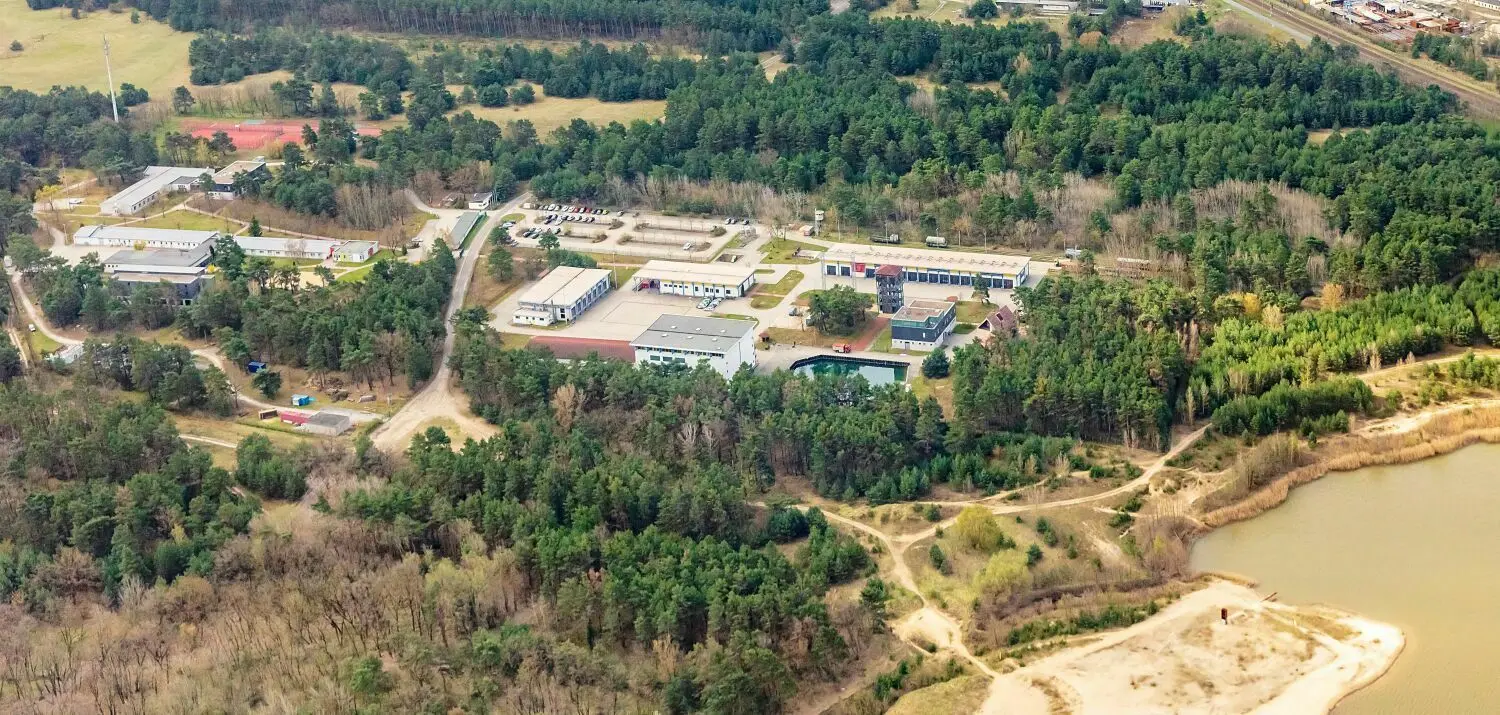 Blick auf die Landesfeuerwehrschule in Eisenhüttenstadt. Welche Entscheidung diese Einrichtung möglicherweise mit beeinflusst hat.