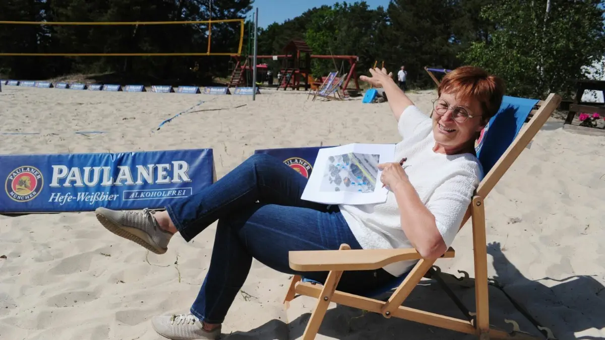 Zeigt die Richtung an: Bürgermeisterin Annett Klingsporn hat es sich vorab auf einem Klappstuhl in der BeachZone am Bernsteinsee bequem gemacht. Dort wird der Geburtstag von Marienwerder unter anderem mit einem Konzert der DDR-Band "Karat" gefeiert.
Zeigt die Richtung an: Der Geburtstag von Marienwerden wird unter anderem mit einem Konzert der Gruppe "Karat" gefeiert. Bürgermeisterin Annett Klingsporn hat es sich vorab auf einem Klappstuhl in der BeachZone am Bernsteinsee bequem gemacht.