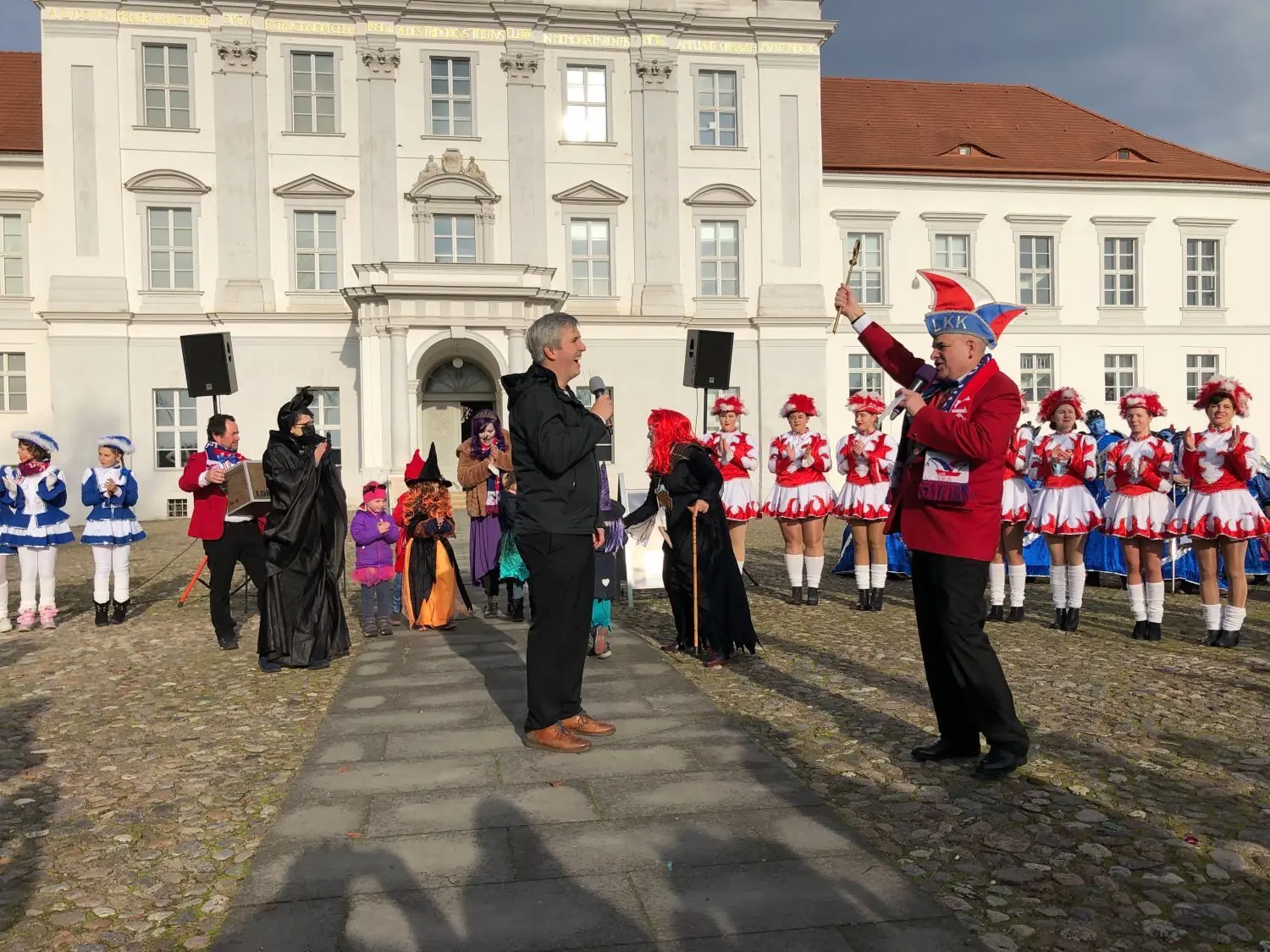 „Die Stadt ist unser!“ Lutz Grundmann, Präsident des LKK, hält den Rathausschlüssel in seiner Hand und zeigt damit an, dass in Oranienburg wieder die Narren das Sagen haben. 