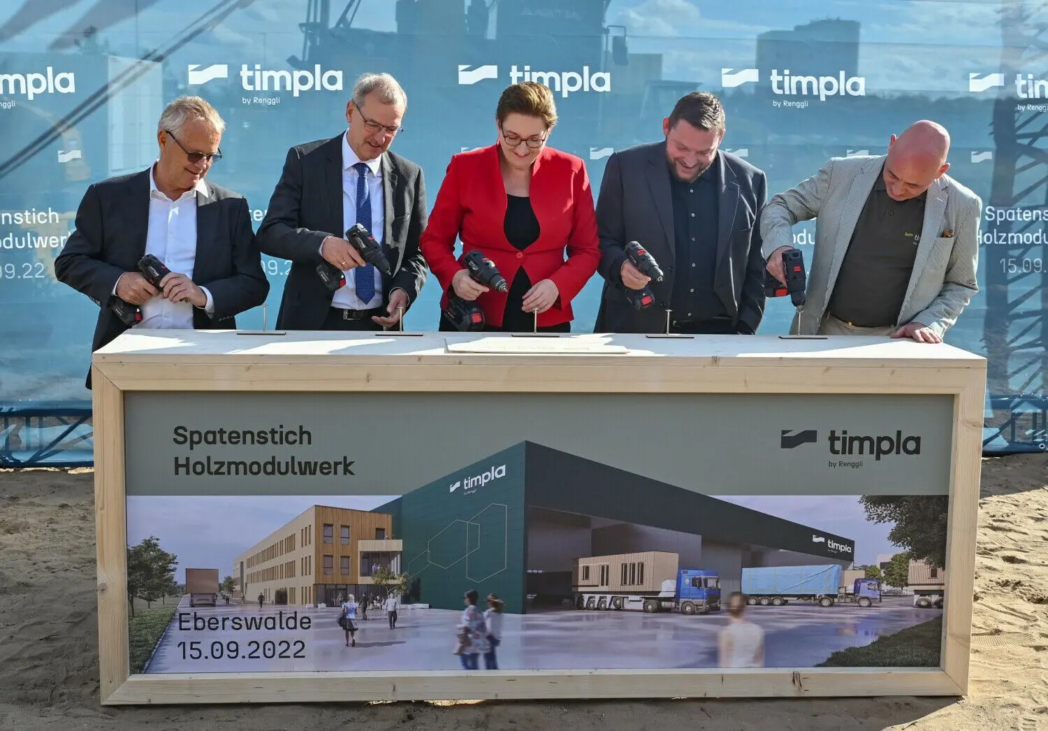 Das große Schrauben: Zum Baubeginn für das Holzmodul-Werk verschrauben der Schweizer Renggli-Chef Max Renggli, der Brandenburger Wirtschaftsstaatssekretär Hendrik Fischer, Bundesbauministerin Klara Geywitz, Bürgermeister Götz Herrmann (parteilos), und Renggli-Deutschland-Chef Roland Kühnel symbolisch ein Holzmodul (v.l.n.r.).