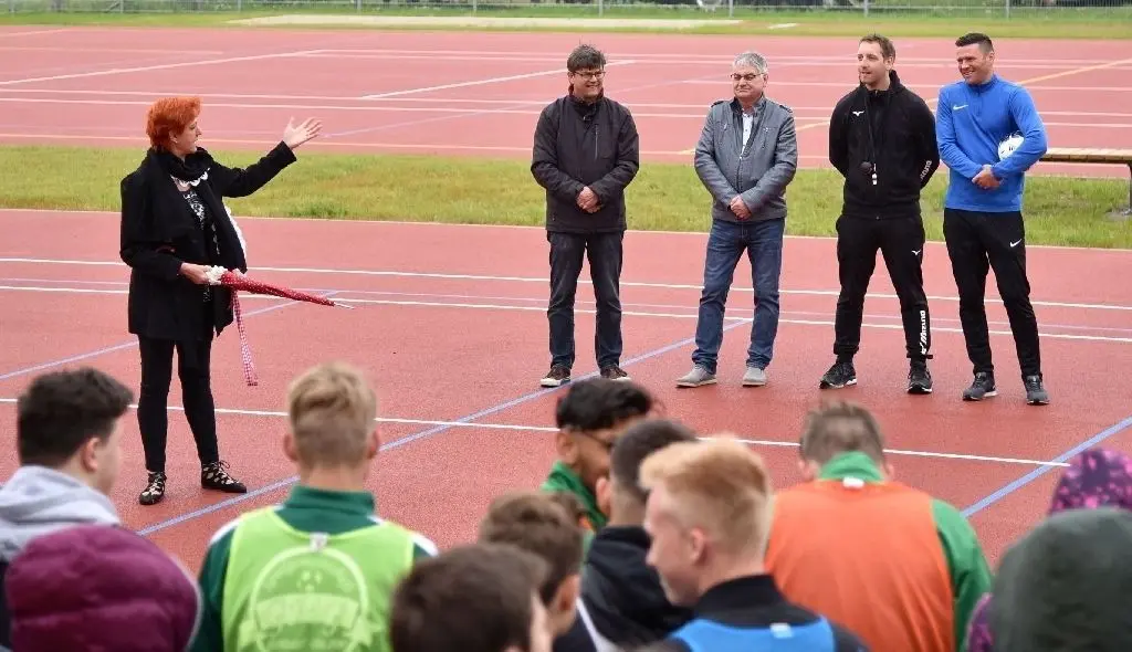 Dank an die Stadt: Schulleiterin Karola Bahro-Reim, Bauamtsleiter Jörg Krüger, Bürgermeister Jörg Schröder und die beiden Sportlehrerin Martin Asmus und Sebastian Jankowski (v.l.).