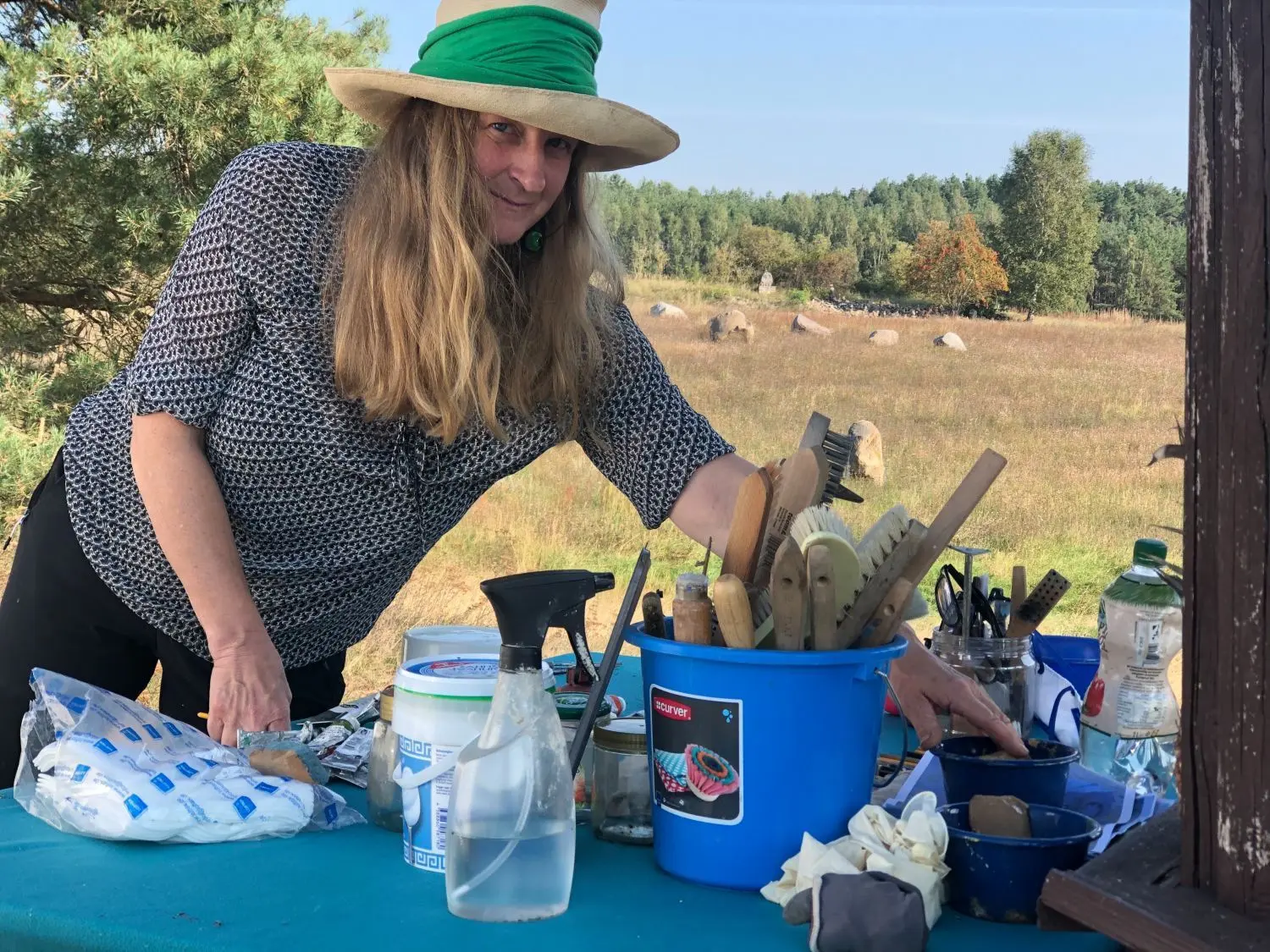 Vorbereitungen: Dorothee Schmidt-Breitung gehört zum Restauratoren-Team im Findlingspark Henzendorf.